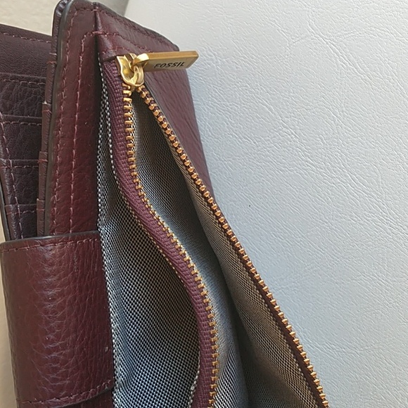 Fossil| Burgundy Bifold Wallet| Snap Closure - Picture 3 of 6